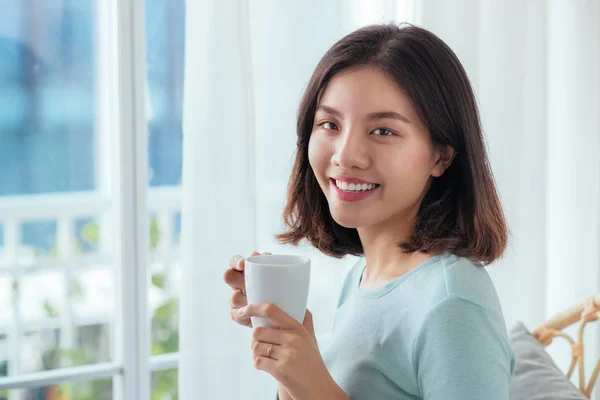 Woman holding cup — Stock Photo, Image