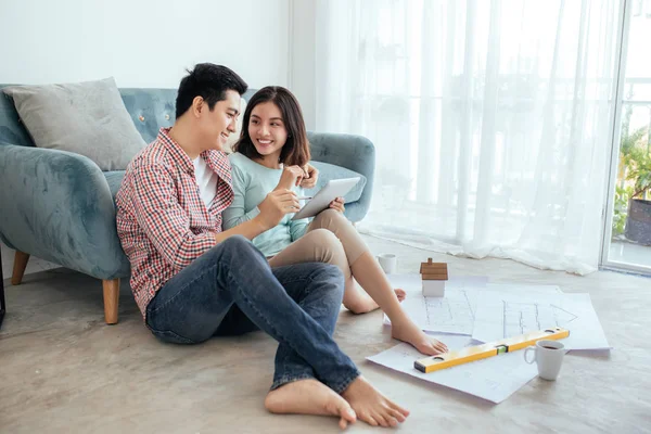 Paar planning nieuwe huisontwerp. — Stockfoto