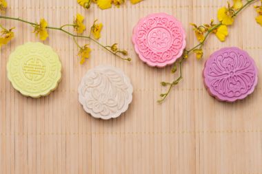 Geleneksel mooncakes Tablo ayarı. Karlı cilt mooncakes. CH