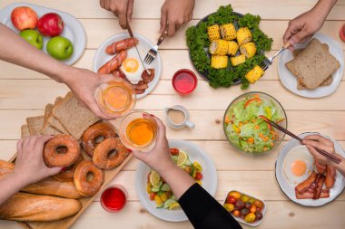 bir grup insan yemek yerken 