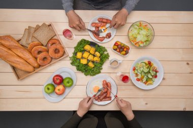 insanlar yemek yiyorsunuz