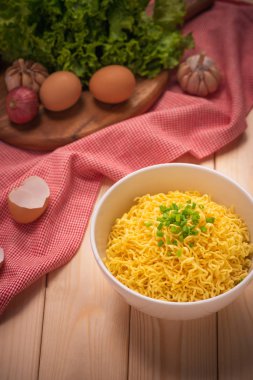 Hazır erişteler kasede 