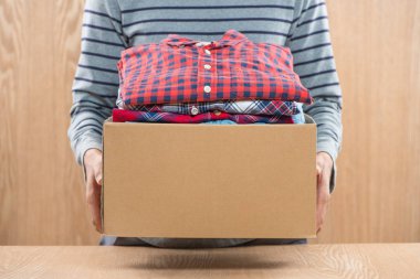 giyim erkek elinde kutusuyla