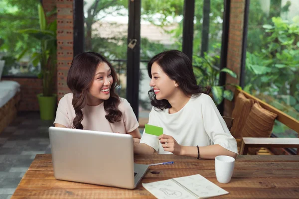 dizüstü bilgisayar kullanan kadın 