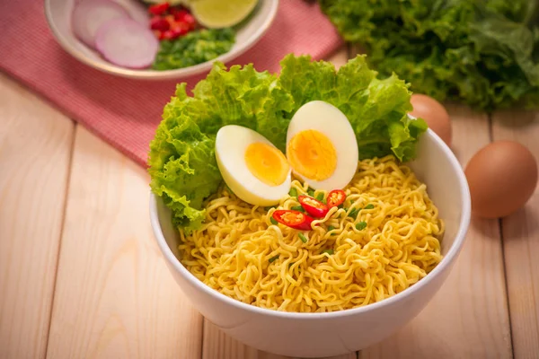 Hazır erişteler kasede 