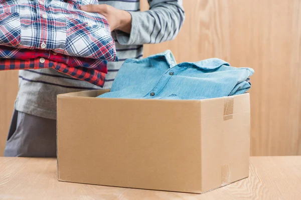 giyim erkek elinde kutusuyla