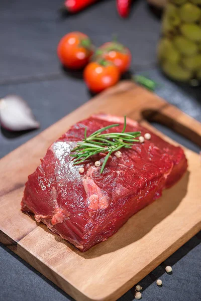 Carne cruda sul tagliere — Foto Stock