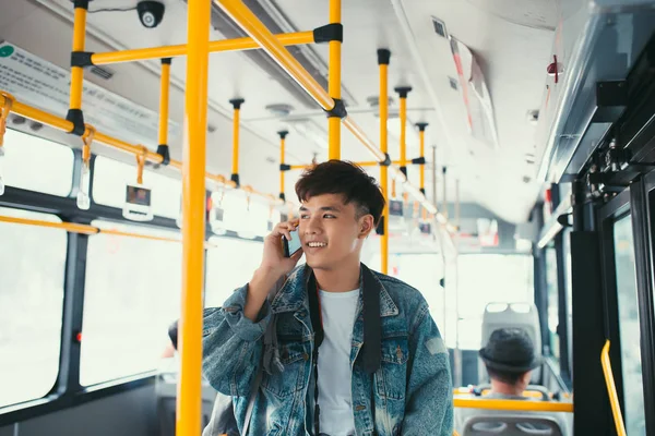 Homem de pé no ônibus da cidade — Fotografia de Stock