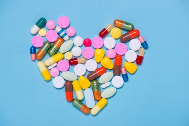 Kalp şeklinde renkli hapları