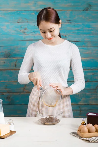 Nő készít tésztát a tortához. — Stock Fotó