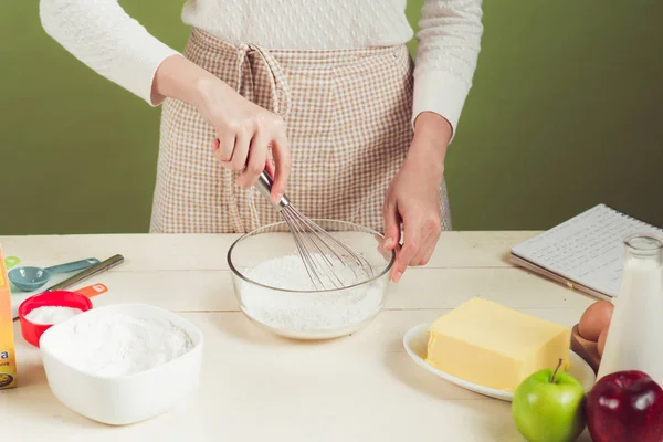 Mujer cocinando pastel. — Foto de Stock