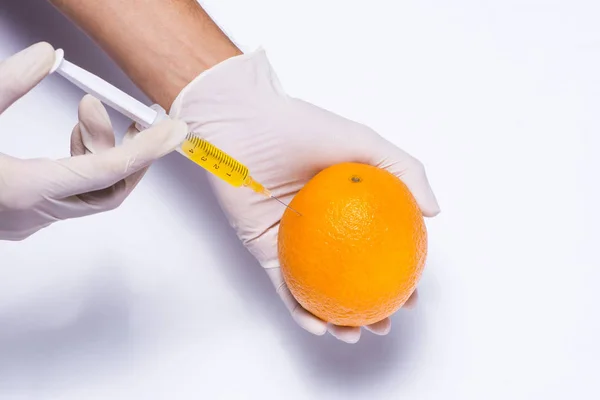 Experiment with orange and syringe — Stock Photo, Image