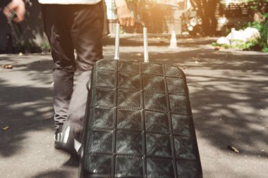 adam bavul seyahat ile 