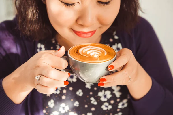 Mujer con café caliente — Foto de Stock