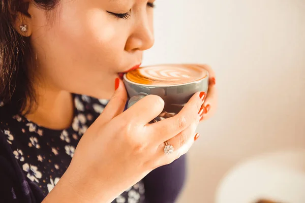 Mujer bebiendo café — Foto de Stock