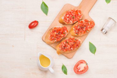 Bruschetta ekmek domates ile tepesinde ile