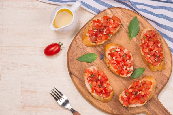 Italienska bruschetta med rostade tomater — Stockfoto