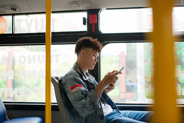 Человек, путешествующий на автобусе
 