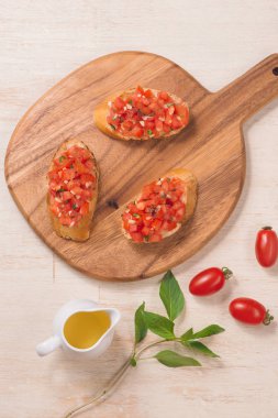 Meze bruschetta domates, zeytin ve otlar ile. İtalyanca cu