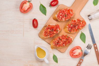 Lezzetli İtalyan domates bruschetta doğranmış sebze ile hazırlama