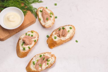 İtalyan mutfağı. Bruschetta ton balığı, soğan ve mayonez ile.
