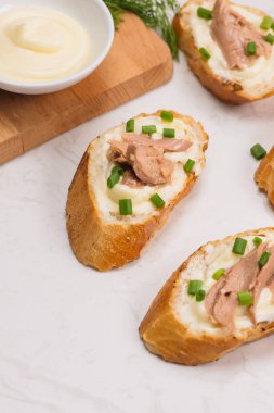İtalyan mutfağı. Bruschetta ton balığı, soğan ve mayonez ile.