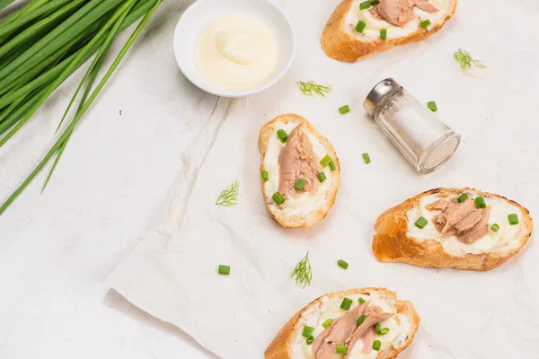 Italian cuisine. Bruschetta with tuna, onion, and mayonnaise. — Stock Photo, Image