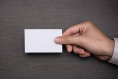 Adamın elinde mockup beyaz iş kartları
