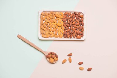 Badem açık renkli bir tabağa içinde. Badem fındık.