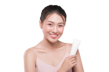  vücut kremi tutan kadın modeli