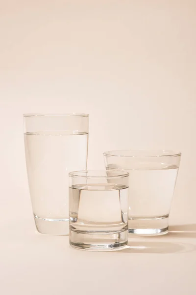 Ποτήρια καθαρό νερό. — Φωτογραφία Αρχείου