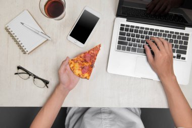 Parça pizza tutarak ofis çalışanı