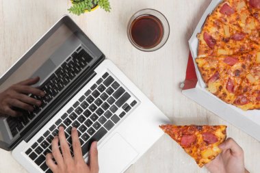 Parça pizza tutarak ofis çalışanı