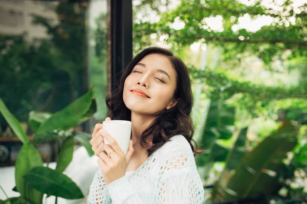 Joven asiático mujer con taza — Foto de Stock