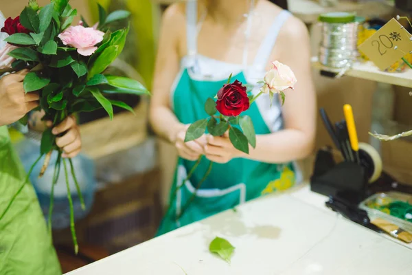 Floristería femenina haciendo ramo —  Fotos de Stock