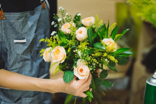 男性的花店制作美丽的花束，在花店 — 图库照片