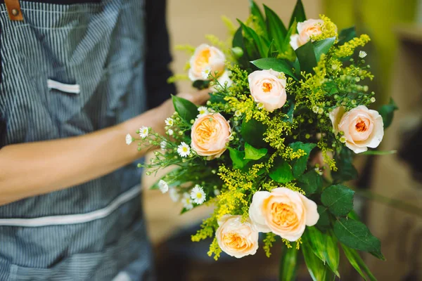 Floristería masculina haciendo hermoso ramo en la tienda de flores —  Fotos de Stock