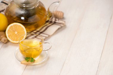 Limonlu zencefil çay fincan