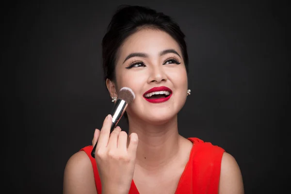 Wanita menerapkan blusher di pipi — Stok Foto