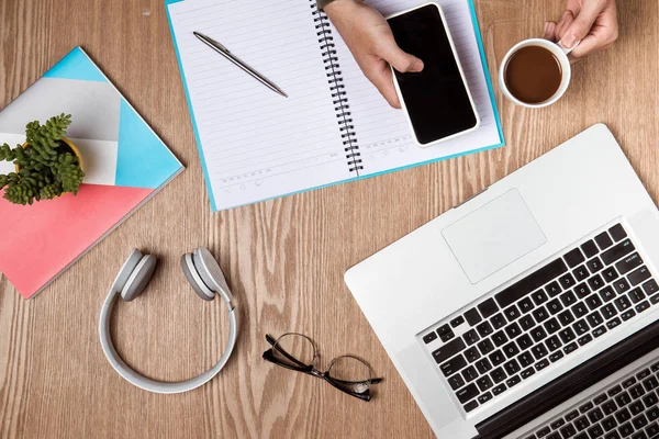 Mani uomo d'affari utilizzando un computer portatile con una tazza di caffè e intelligente — Foto Stock