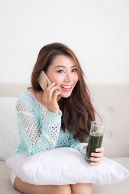 Akıllı telefon kullanan kadın