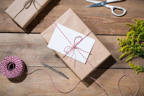 Gift box, blank card and pen — Stock Photo, Image