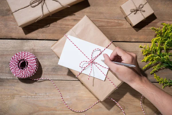 Handen schrijven op de doos van de gift — Stockfoto