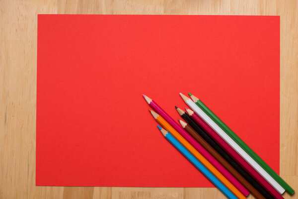 Красочные карандаши. Много разноцветных карандашей
.