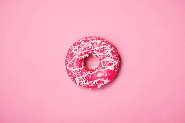 Donuts con glaseado sobre fondo rosa pastel. Rosquillas dulces. — Foto de Stock