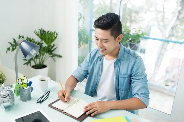 Estudiante haciendo la tarea y preparando el examen en casa . — Foto de Stock