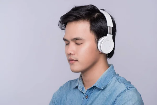 Homem casual com fones de ouvido — Fotografia de Stock