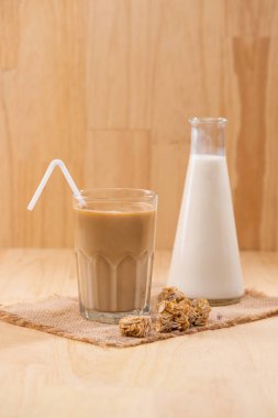 Süt kavanoz ile kahve cam