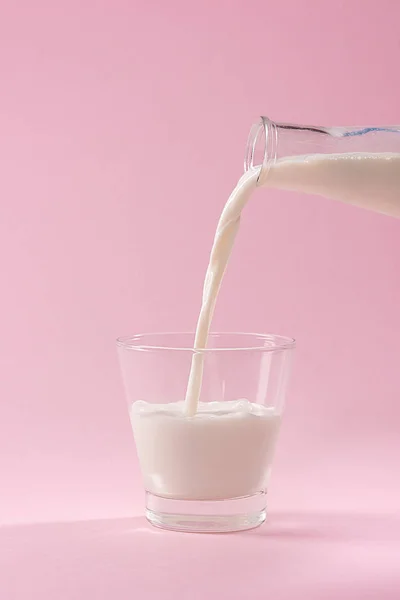 Verter leche en un vaso —  Fotos de Stock