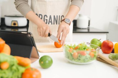 Asya yakışıklı mutfakta Sebze Doğrama